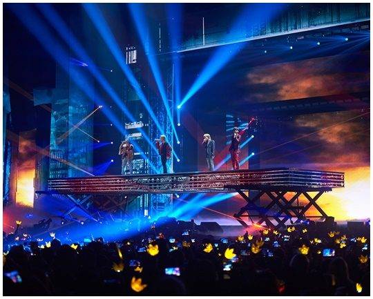 무빙스테이지에 올라 노래하고 있는 빅뱅의 지드래곤, 태양, 승리, 대성 / 사진제공=YG엔터테인먼트