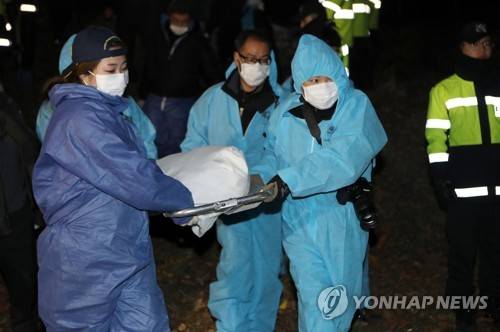 야산에서 발견된 고준희양 시신 (군산=연합뉴스) 최영수 기자 = 실종된 고준희(5)양의 시신이 29일 새벽 전북 군산시 오식도동 한 야산에서 발견돼 경찰 감식반원들이 옮기고 있다. 2017.12.29 kan@yna.co.kr