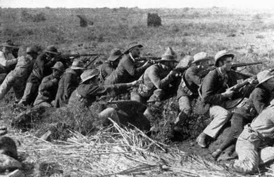 보어전쟁은 1880년과 1899년, 두차례에 걸쳐 일어난 전쟁으로 기관총, 참호전, 대량학살 등 현대전의 주요 성격이 처음으로 나타난 전쟁으로 보통 평가받는다.(사진=위키피디아)