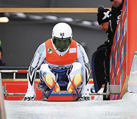 한국 루지 남자 대표 강동규(24)의 출발 장면. 스파이크 달린 장갑으로 빙판을 치며 속도를 얻는 모습이다. /평창올림픽조직위원회