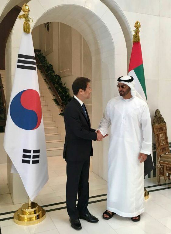 아랍에미리트(UAE)와 레바논에 문재인 대통령의 특사로 파견된 임종석 대통령 비서실장이 지난해 12월 10일 오후 모하메드 UAE 왕세제와 만나 악수하고 있다. 연합뉴스