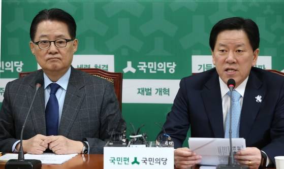 박지원 국민의당 대표가 지난해 3월8일 국회에서 열린 최고위원회의에 참석해 주승용 원내대표의 발언을 듣고 있다.오종택 기자