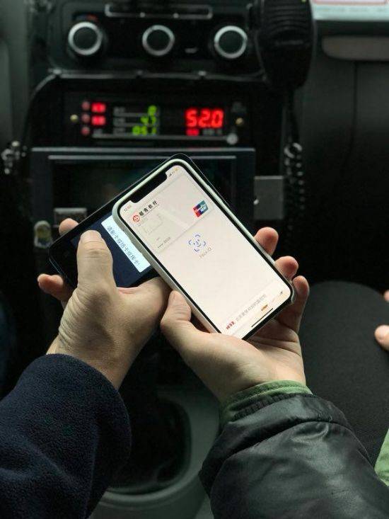 4일 중국 언론 더페이퍼(The Paper)는 상하이 지역의 1만 대 이상 택시가 애플페이 결제를 지원할 계획이라고 보도했다. (사진=중국 더페이퍼)