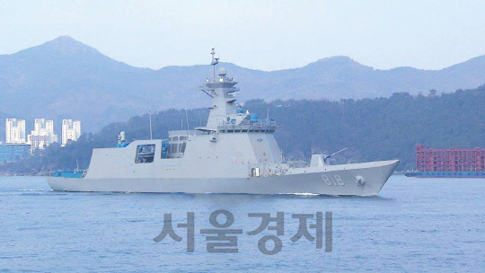 한국 해군의 과거이자 미래를 담고 있는 대구급 신형 호위함의 시험운행 장면. 엔진의 정숙성과 탐지수단 및 무장의 다양화로 대잠수함 전력 중 가장 강력한 전력으로 자리잡을 것으로 전망된다.