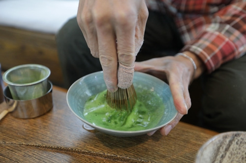 말차는 미세한 녹차 분말을 거품을 내서 마신다(성연재 기자)