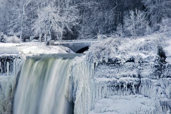 미국 뉴욕주 나이가라 폴스에서 2일 (현지시간) 혹한에 폭포 주변과 나무들이 꽁꽁 얼어붙어 있다. 사진은 캐나다 쪽에서 바라본 모습이다.  AP뉴시스