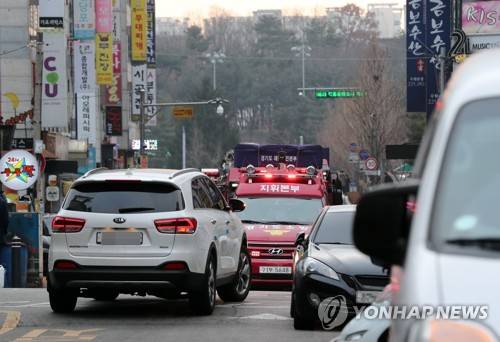 실제상황이었더라면… (수원=연합뉴스) 권준우 기자 = 28일 오후 경기도 수원시 팔달구 인계동 일대에서 소방, 경찰, 수원시 등이 합동으로 실시한 '복합건물 밀집지역 소방통로 확보 훈련'에서 출동차량들이 불법주차 차량에 가로막혀 제 속도를 내지 못하고 있다. 2017.12.28
