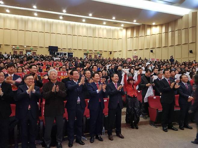 8일 오전 대구 엑스코에서 홍준표 자유한국당 대표와 이 지역 자유한국당 의원들이 신년인사회를 하며 박수를 치고 있다. 한겨레 정유경 기자