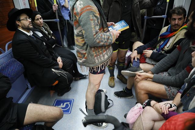 '뉴욕을 비롯해 전세계 대도시에서 바지 안 입고 지하철 타기'(No Pants Subway Ride)행사가 열린7일(현지시간)이스라엘 예루살렘에서 속옷을 입은 승객들이 지하철에 타고 있다. 예루살렘=로이터연합뉴스