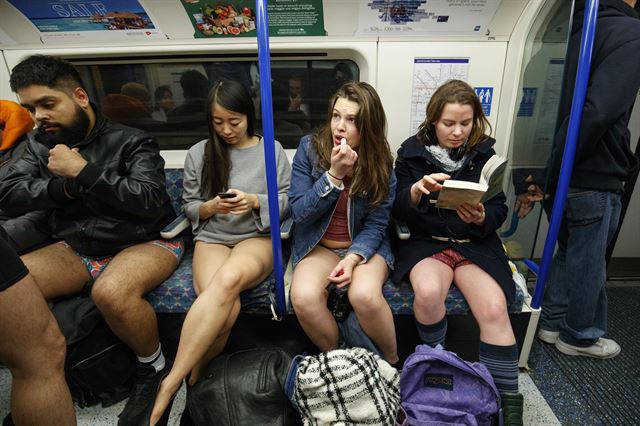 '바지 안 입고 지하철 타기'(No Pants Subway Ride) 가 열린 7일(현지시간) 영국 런던의 지하철역에서 속옷 입은 승객들이 자연스럽게 자신의 일들을 하고 있다 런던=EPA연합뉴스
