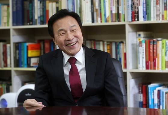 손학규 국민의당 고문이 7일 오후 서울 서대문구 동아시아미래재단 사무실에서 중앙일보와 인터뷰를 갖고 있다. 김상선 기자