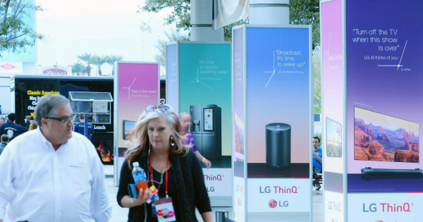 9일(현지시간) 미국 라스베이거스에서 열리는 소비자가전전시회(CES) 2018 개막을 앞둔 7일 LG전자가 개발한 인공지능 브랜드인 ‘LG 씽큐(ThinQ)’ 옥외광고판 앞을 사람들이 지나가고 있다.   LG전자 제공