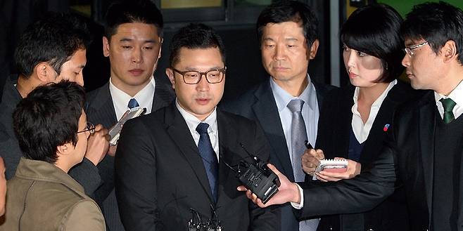 ⓒ시사IN 이명익 2012년 10월26일 이시형씨가 ‘내곡동 사저 부지 의혹’ 관련 특검 조사를 받은 뒤 나오고 있다.