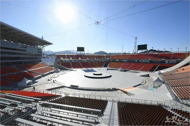 '올림픽 사상 최초의 장소' 오는 2월 9일 2018 평창동계올림픽 개회식이 열리는 강원 평창올림픽스타디움. 역대 올림픽 사상 최초의 개폐회식 행사 전용 시설이다.(이한형 기자)