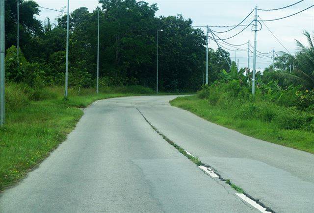 지반이 균열되고 주저앉아 싸한 기분도 감돈다. 종말 영화에서 보곤 한 장면이다.