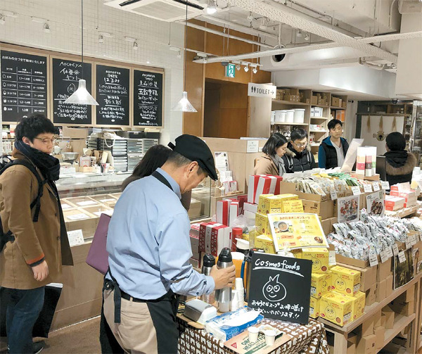 도쿄 쇼핑 1번지 긴자에 위치한 아코메야 도쿄 본점에선 초고가 쌀을 초소량(450g)으로 판매한다. 인구 감소와 식습관 변화로 소비량이 줄어드는 상황에서 일본 기업들이 `초소량·초고가` 시장을 새롭게 만들어냈다. [도쿄 = 정욱 특파원]