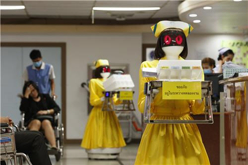 9일(현지시간) 태국 방콕의 한 종합병원에서 간호사 복장을 착용한 로봇이 서류를 전달하기 위해 이동하고 있다. 방콕 EPA=연합뉴스