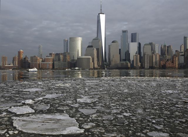 11일 미국 뉴욕 맨해튼 허드슨 강 위에 얼음조각들이 둥둥 떠다니고 있다. 지난해 말부터 이어진 살인 한파로 꽁꽁 얼어붙었던 강물이 이날 기온이 상승함에 따라 녹아 내린 것이다. AP 연합뉴스