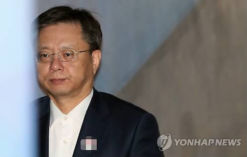 우병우 전 민정수석, 속행공판 출석 (서울=연합뉴스) 이지은 기자 = 국정농단 관련 직무유기 등 혐의로 재판을 받고 있는 우병우 전 청와대 민정수석비서관이 12일 오전 서울 서초구 서울중앙지방법원에서 열린 속행공판에 출석하기 위해 호송차에서 내려 법정으로 향하고 있다. 2018.1.12 jieunlee@yna.co.kr