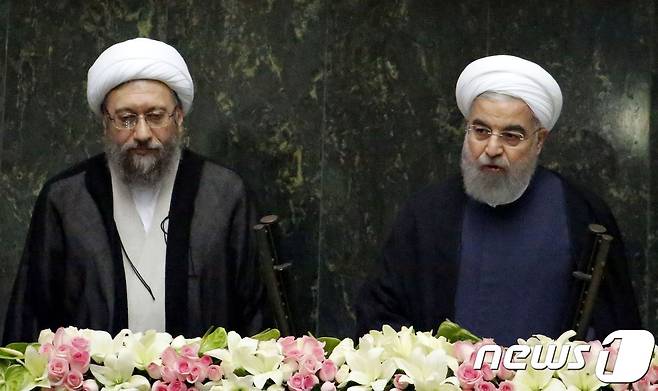하산 로하니 이란 대통령(오른쪽)과 사법부 수장 사데크 라리자니© AFP=뉴스1