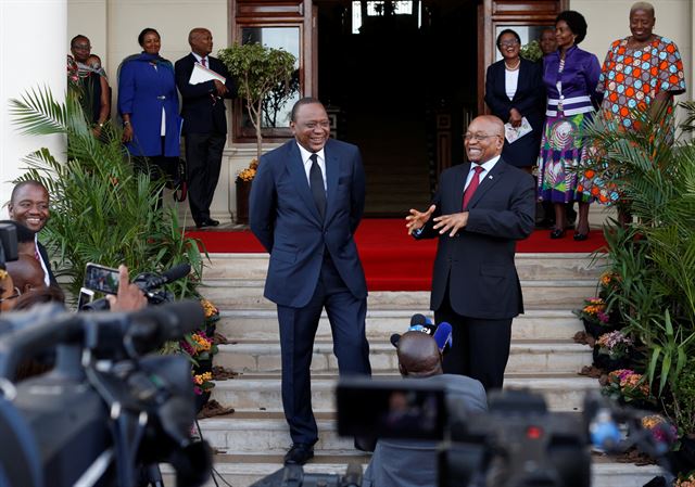 우후루 케냐타 케냐 대통령과 제이컵 주마 남아프리카공화국 대통령이 12일 남아공 더반에서 회담하고 있다. 두 국가가 소속된 아프리카연합은 도널드 트럼프 미국 대통령의 인종주의적 발언에 사과를 요구했다. 더반=로이터 연합뉴스