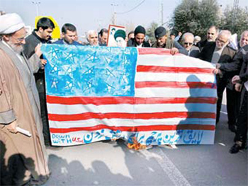 미국 로스앤젤레스의 이란인 망명자들이 지난 7일 혁명 이전 이란 국기를 들고 반정부 시위 지지집회를 열고 있다. [EPA=연합뉴스]