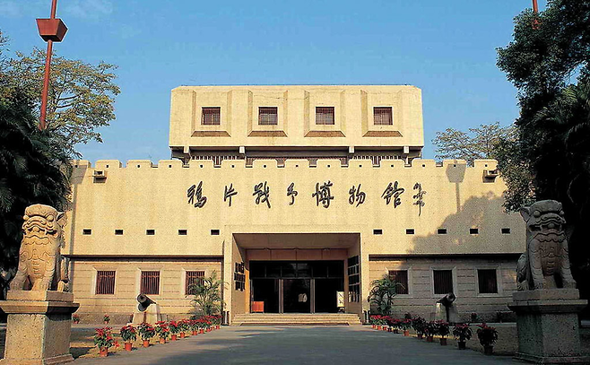 중국의 아편 중독 피해자들 모습(위쪽 사진)과 아편전쟁박물관 © 사진=서영수 제공