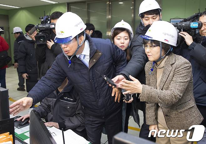 김은경 환경부 장관이 지난해 12월30일 서울 양천구 목동집단에너지시설에서 사업장 미세먼지 비상저감조치 이행상황을 점검하고 있다. (환경부 제공) 2017.12.30/뉴스1 © News1 송원영 기자