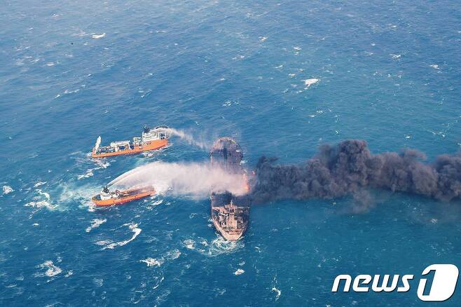 10일 (현지시간) 한국으로 향하다 중국 동중국해에서 침몰한 이란 유조선 '산치호'의 불을 끄기위해 중국 보급선들이 물을 뿌리고 있다. © AFP=뉴스1