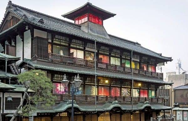 미야자키 하야오 감독의 만화영화 ‘센과 치히로의 행방불명’ 작품 속 배경으로 등장한 3000년 역사의 마쓰야마 도고온천.