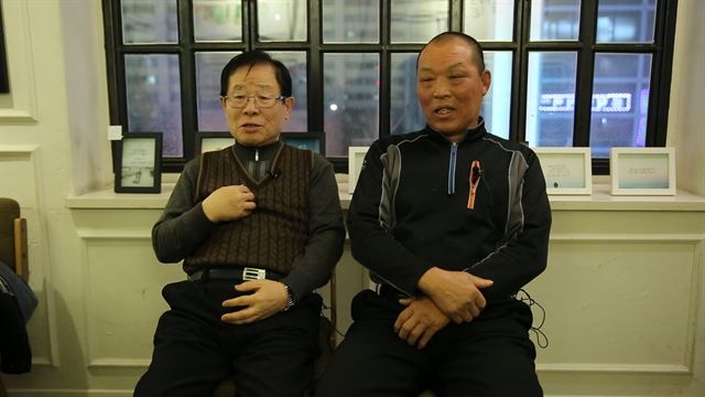 박종철 고문치사사건의 진범이 따로 있음을 세상에 알렸던 전 영등포교도소 교도관 안유(왼쪽), 한재동(오른쪽) 씨가 지난 5일 경기 안양시 한 카페에서 인터뷰를 하고 있다. 박고은 PD