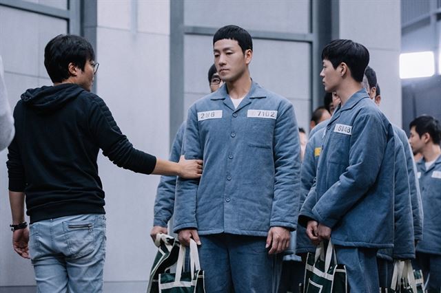 신원호 PD는 tvN 드라마 ‘슬기로운 감빵생활’의 사실감을 살리기 위해 2016년부터 1년간 실제 교도소를 찾아 다니며 사전조사를 벌였다. CJ E&M 제공