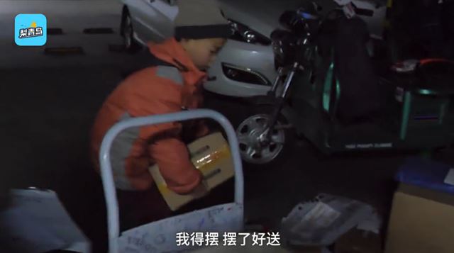 리 군이 택배를 운반하고 있다. 유튜브 캡처