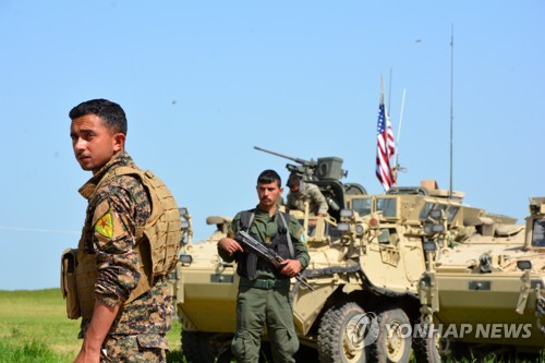 시리아 쿠르드 민병대 '인민수비대' 대원과 미군 장갑차량 [EPA=연합뉴스 자료사진]