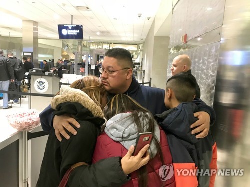 미국 디트로이트 공항에서 가족과 작별인사 하는 호르헤 가르시아 [AP=연합뉴스]