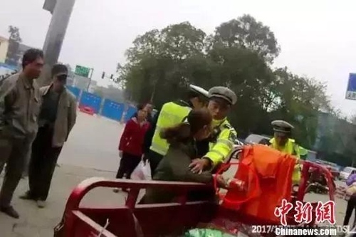 중국 경찰과 시민의 마찰 장면 [중국신문망 캡처]