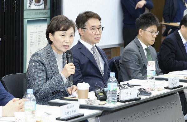김현미 국토부 장관(왼쪽에서 첫번째)이 18일 오후 서울 서대문구 가좌 행복주택 열린 주거복지협의체 제1차 회의에서 인사말을 하고 있다. |국토부 제공