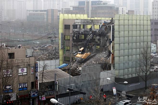 2009년 1월 벌어진 용산참사로 철거민과 경찰 6명이 숨진 서울 한강로 남일당 건물이 1일 오전 철거를 위한 작업이 벌어지고 있는 모습. (사진=자료사진)