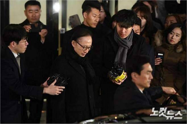 적폐청산 수사에 대한 입장을 밝힌 이명박(MB) 전 대통령이 지난 17일 오후 서울 삼성동 사무실을 나서고 있다. (사진=박종민 기자/자료사진)
