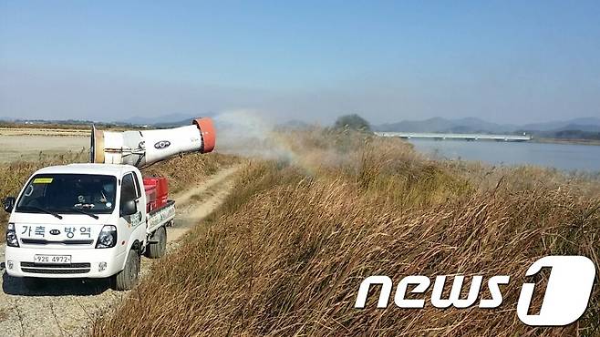해남군  소독 모습.(해남군 제공)2018.1.16/뉴스1 © News1