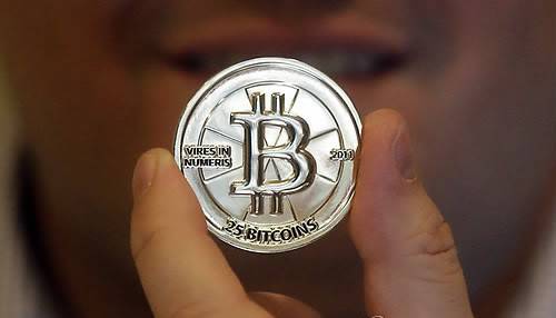 가상화폐 이슈로 대한민국 전체가 요동치고 있다. 불과 6개월 전만 해도 100만명에 불과했던 가상화폐 투자자는 300만명으로 3배가 늘었고, 규모 역시 코스닥 시장을 훌쩍 넘기며 하루 평균 2조원 이사의 거래량을 기록하고 있다. 그러나 이러한 와중에도 정부의 규제 방향은 여전히 안갯 속이어서 혼란은 계속되고 있다. ⓒ게티이미지뱅크