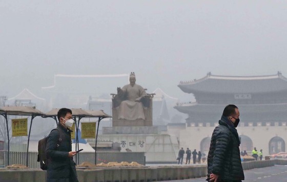 18일 서울 등 전국 대부분이 중국에서 유입된 미세먼지와 황사로 뒤덮였다. 기상청은 19일 전날 유입된 국외 미세먼지와 국내 대기오염물질이 더해져 중서부 및 내륙 일부 지역의 미세먼지 농도가 다소 높을 것으로 예보했다. [김상선 기자]