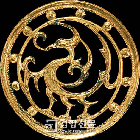 고구려 금속공예품을 대표하는 ‘맞뚫음금동장식’(해뚫음무늬 금동장식) 중앙에 있는 삼족오(태양을 상징하는 세발 까마귀)의 세부 모습.