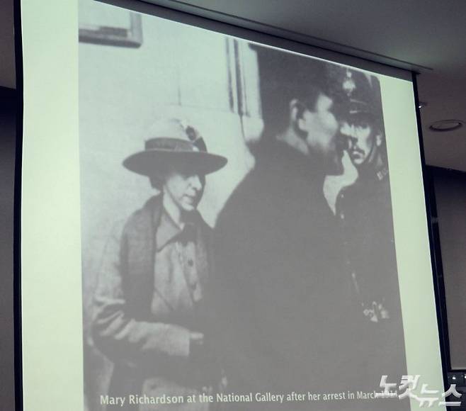 1914년 3월 영국 국립 박물관에서 체포될 당시 메리 리처드슨의 모습 (사진=김수정 기자)