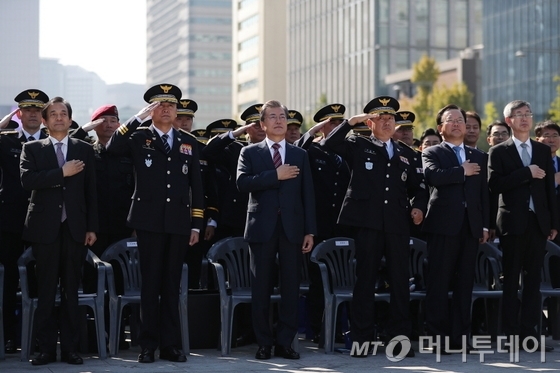 문재인 대통령(왼쪽 세번째)이 지난해 10월20일 오전 서울 광화문에서 열린 제72주년 경찰의날 기념식에서 국기에 경례하고 있다./사진=청와대 제공