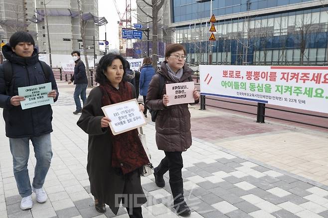 ▲ 시민사회단체들은 22일 EBS 측에 '까칠남녀' 출연자 은하선씨 복귀를 촉구하는 민원을 전달했다. 사진=이치열 기자 truth710@