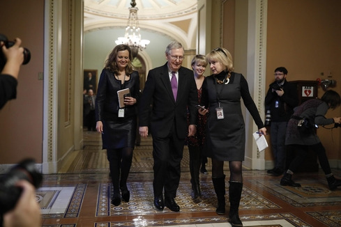 미치 매코널(가운데) 공화당 상원 원내대표가 2018년 1월 22일 워싱턴 DC 의사당에서 임시예산안 표결 참여 후 떠나고 있다. /블룸버그