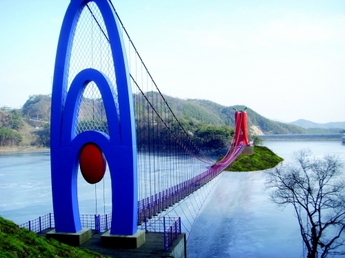2009년에 완공된 충남 청양군 천장호 출렁다리. 길이 207m의 이 다리는 한국기록원으로부터 국내에서 가장 긴 현수교로 인정받았다. [사진 청양군]
