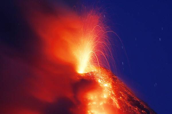 분화가 임박한 필리핀 마욘 화산이 23일 시뻘건 용암을 내뿜고 있다. 레가스피|AP연합뉴스