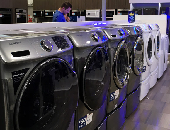 LA 판매장에 진열된 한국 세탁기  - 미국 정부가 한국 세탁기에 대해 세이프가드 발동을 결정한 22일(현지시간) 현지 고객들이 로스앤젤레스 인근 전자제품 판매장에서 한국 세탁기를 둘러보고 있다.LA 연합뉴스